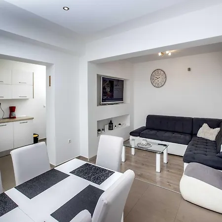 Andelka With Swimming Pool Apartamento