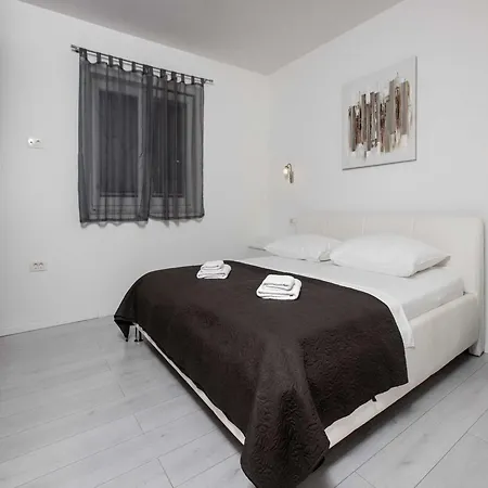 Andelka With Swimming Pool Apartamento