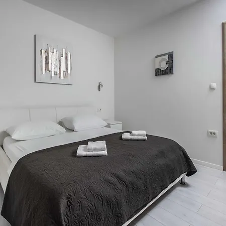 Andelka With Swimming Pool Apartamento Split