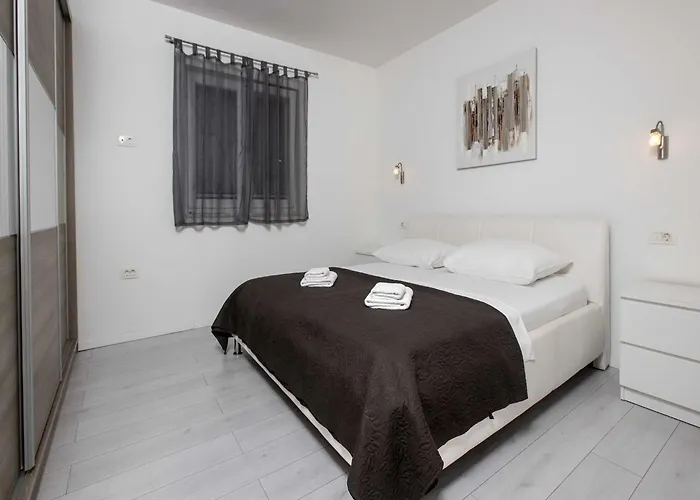 Andelka With Swimming Pool Apartament